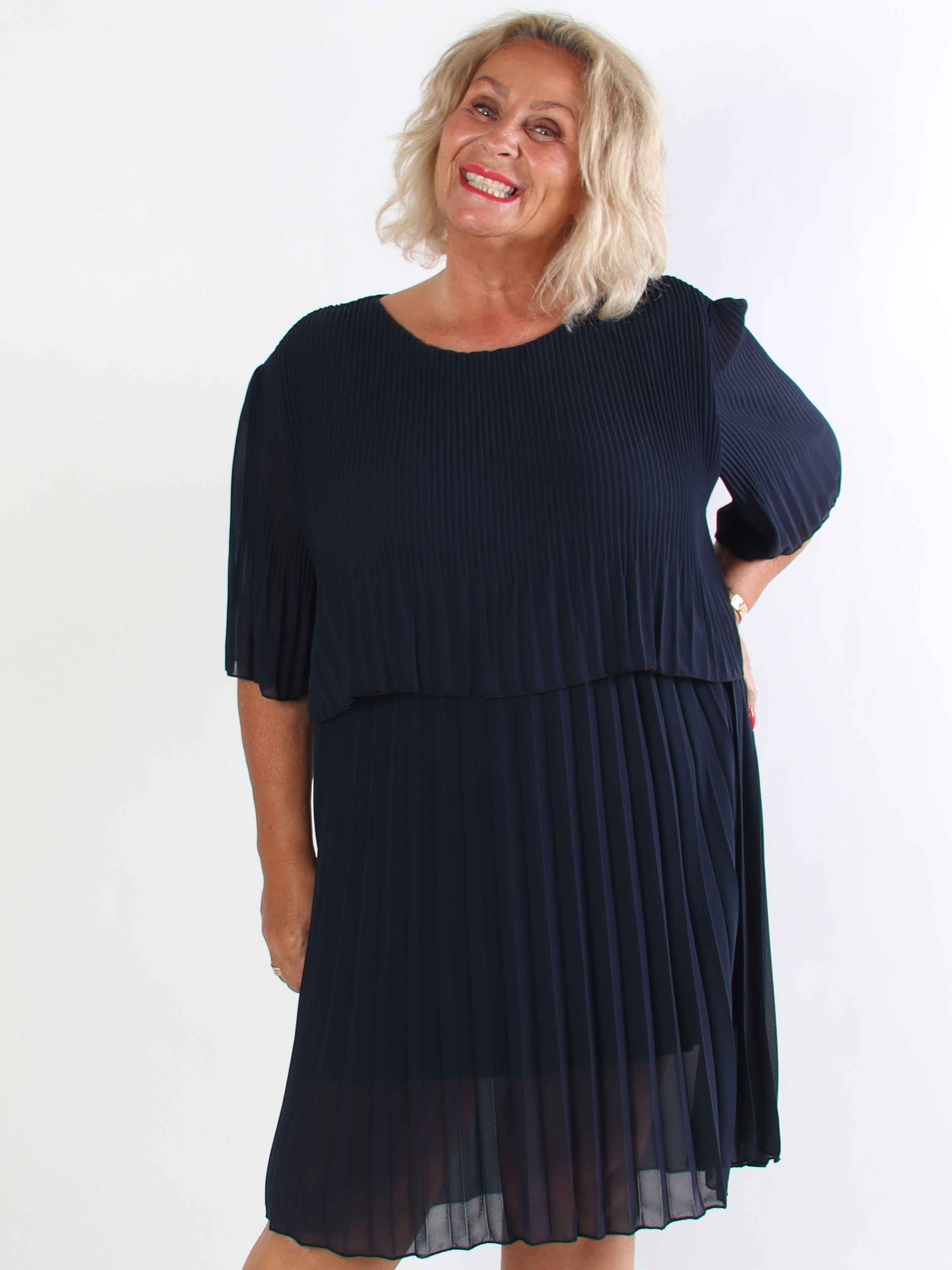 Kristina - Sød plisseret plus size kjole med flæselag
